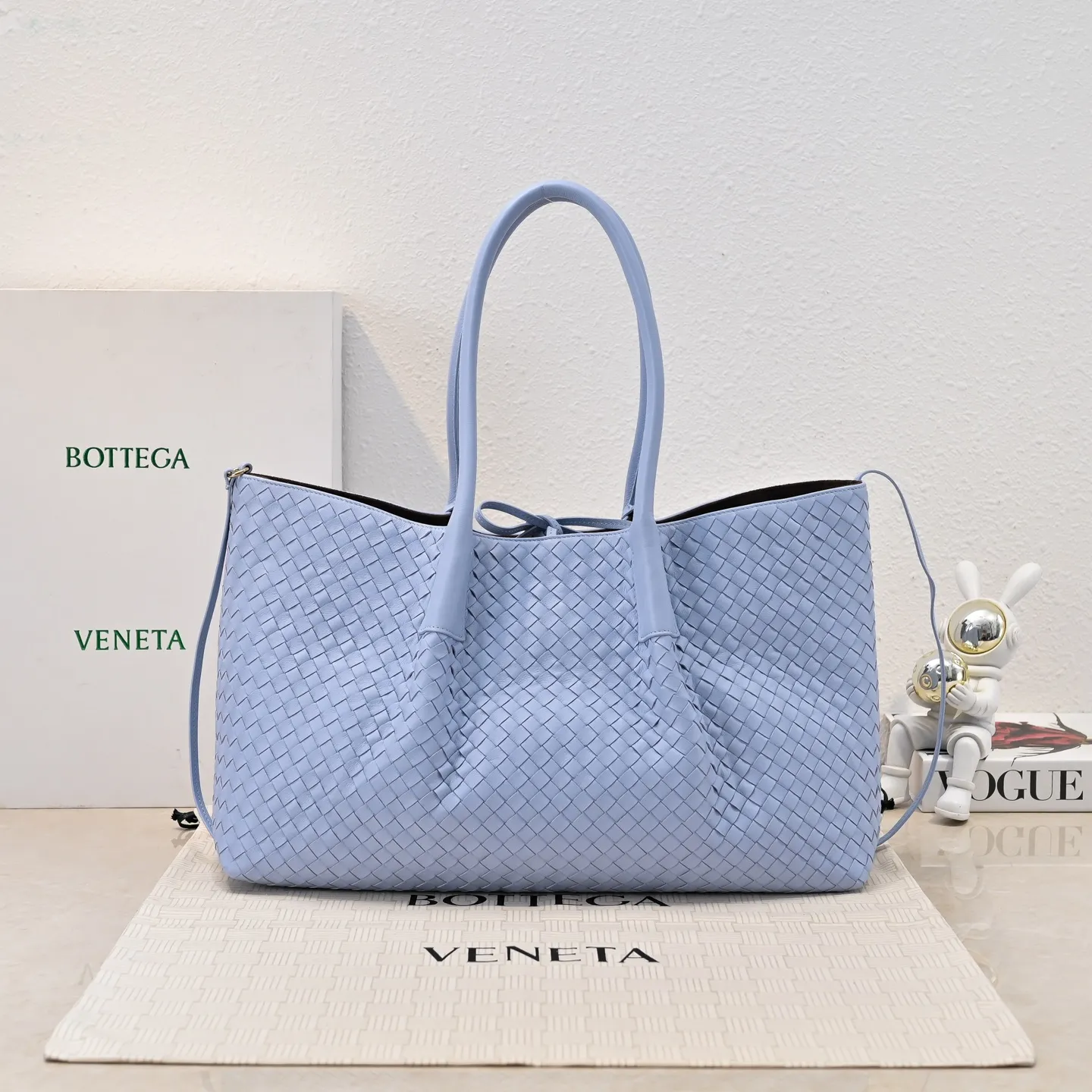 Batch 2660 Bv 2025 early spring series Pinacoteca medium tote handbag. The front is made of classic Intreccia woven cow leather. It is low-key and luxurious. The flip side is made of warm suede. It instantly switches to a lazy and casual style. It has a large internal capacity. It is no pressure to carry a computer for commuting. It is also thoughtfully matched with a small detachable bag. It feels full and full of security. The woven texture is so delicate that you can't put it down. The highlight is that it is super versatile. Come and get your new bag😝 Model: 7166 Size: 23*43*14.5cm